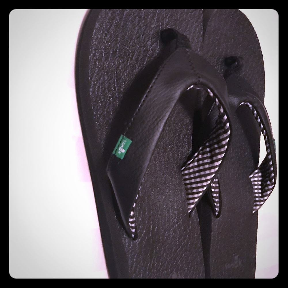 Like new black Sanuk flip-flip’s